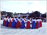 إحتفال Chuseok الكوري Korean-dance1