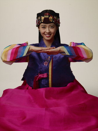صور لبعض الفنانين الكوريين بالزي التقليدي Goara